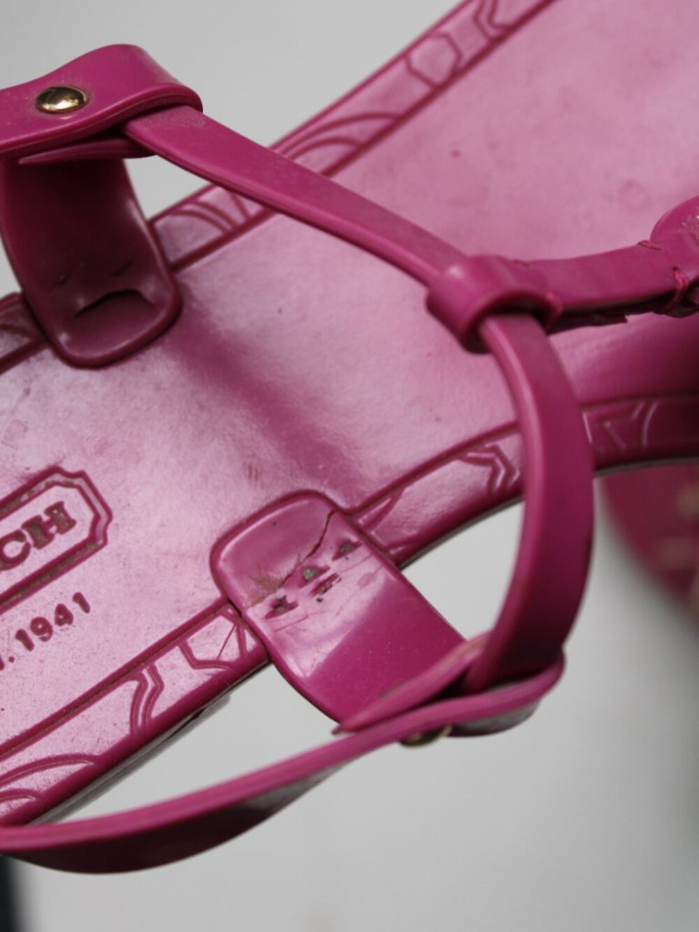 Coach Jelly Pink Pier Classic Gold Turnlock Accent Thong Sandals Size 6 - Picture 5 of 6